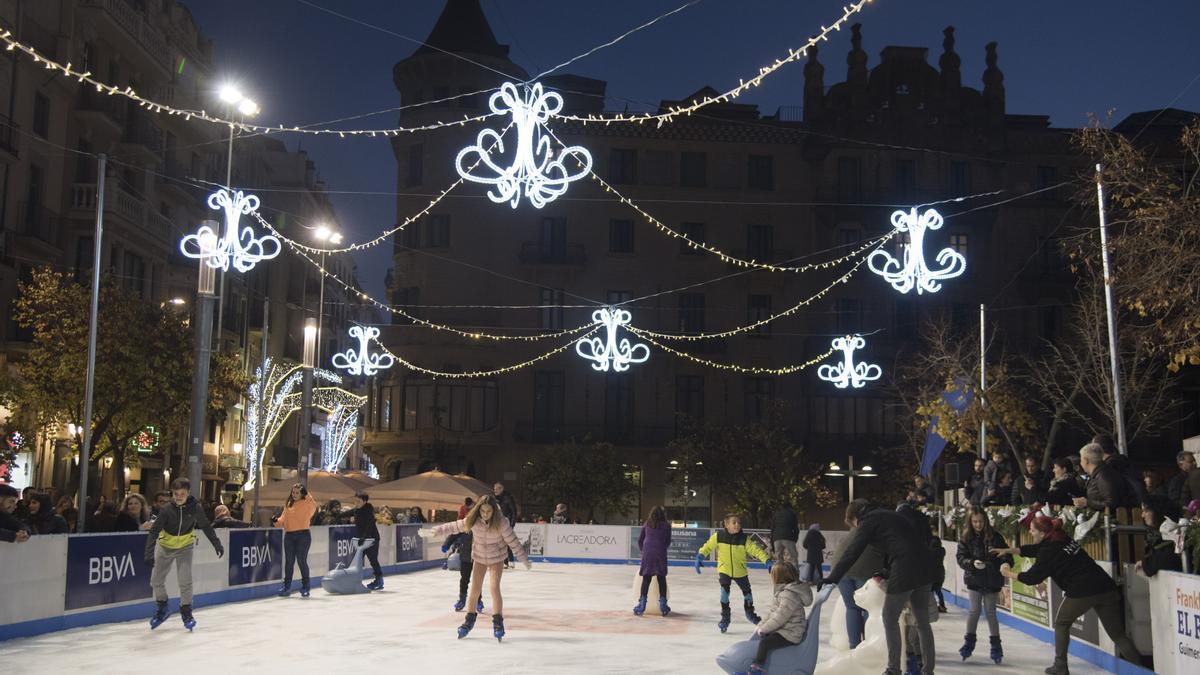 Imatge d'arxiu de la pista de gel i llums a la Plaça Sant Domènec de Manresa