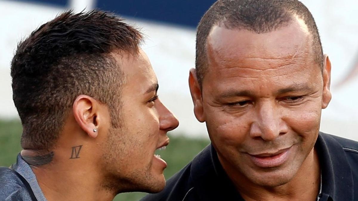 Neymar y su padre, en un acto promocional en Santos, Brasil.