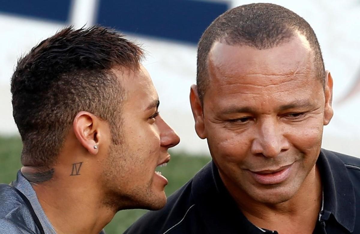 jdomenech34644133 barcelona s soccer player neymar chats with his father neyma160712201940