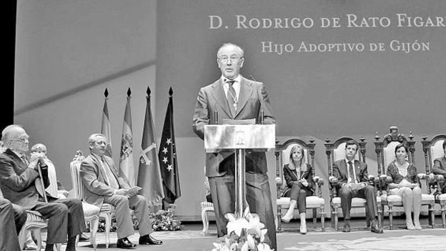 Rodrigo Rato, durante la lectura de su discurso en el teatro de la Laboral, el pasado 29 de junio.