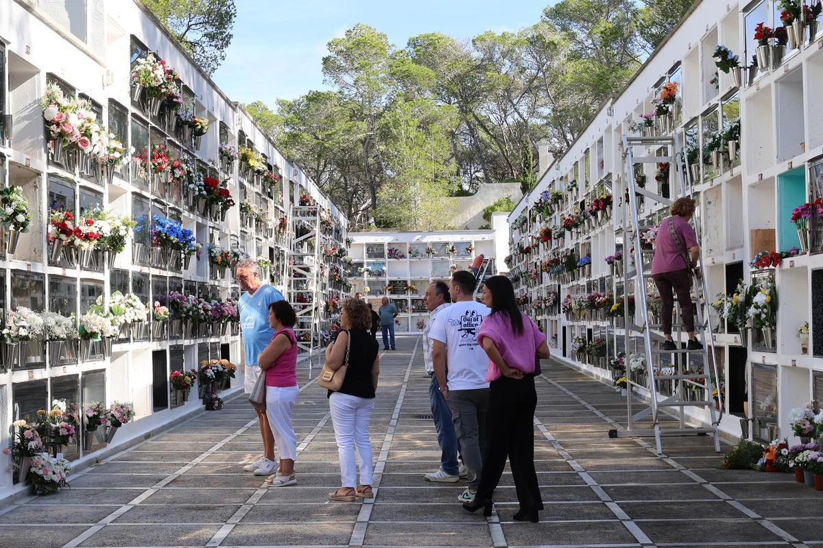 Todas las fotos del día de Tots Sants en los cementerios de Ibiza
