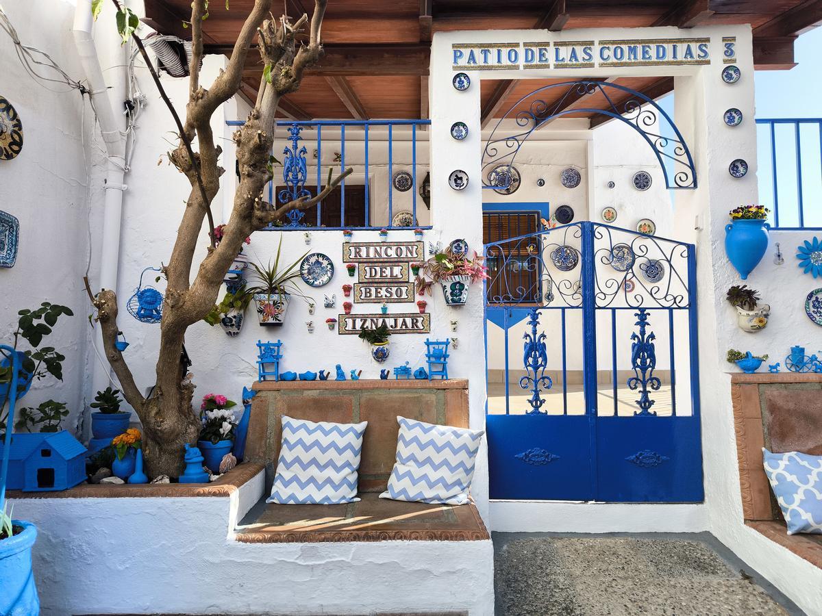 Rincón del beso en el Patio de las Comedias de Iznájar