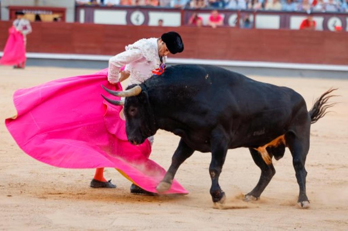 El diestro Rafa Serna da un pase a su segundo astado