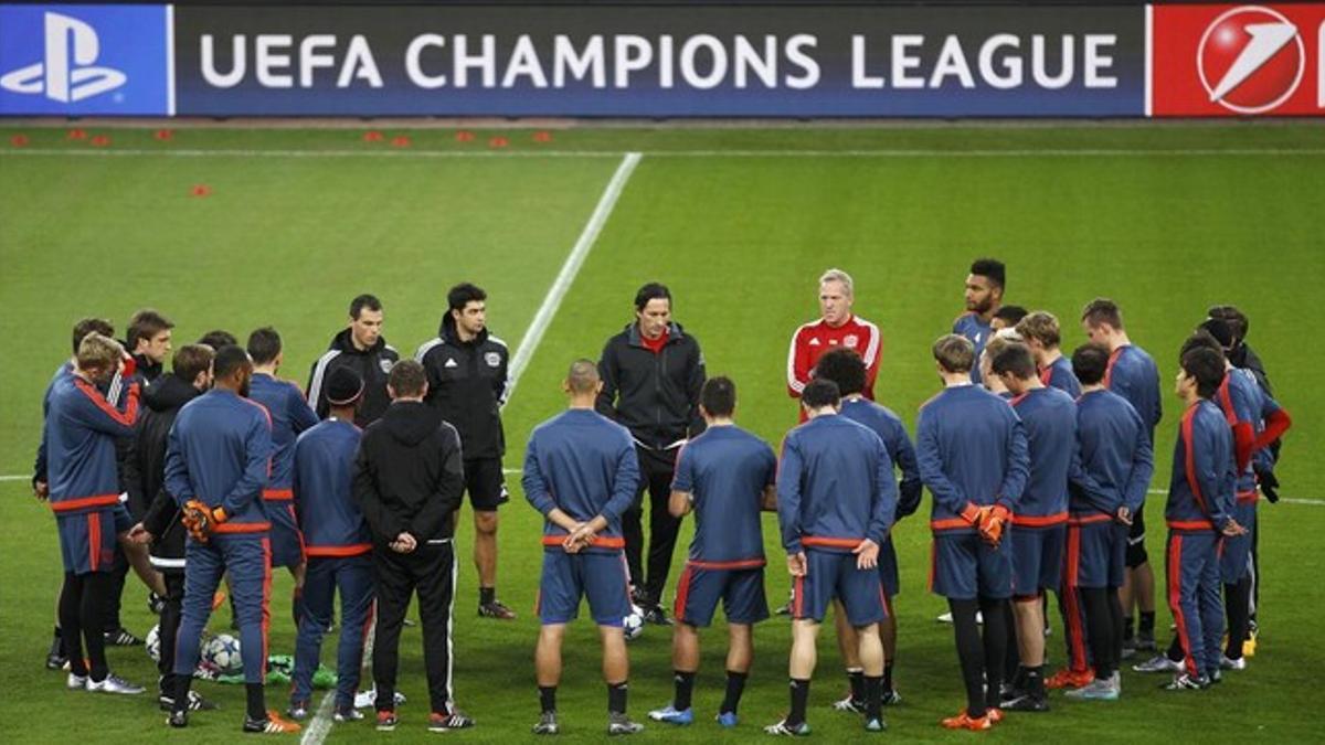 Los jugadores del Leverkusen escuchan a su entrenador, Roger Schmitd.