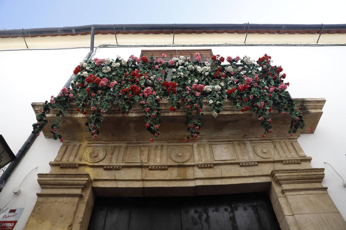 Guías turísticos y vecinos alertan de la invasión de flores de plástico en el casco histórico