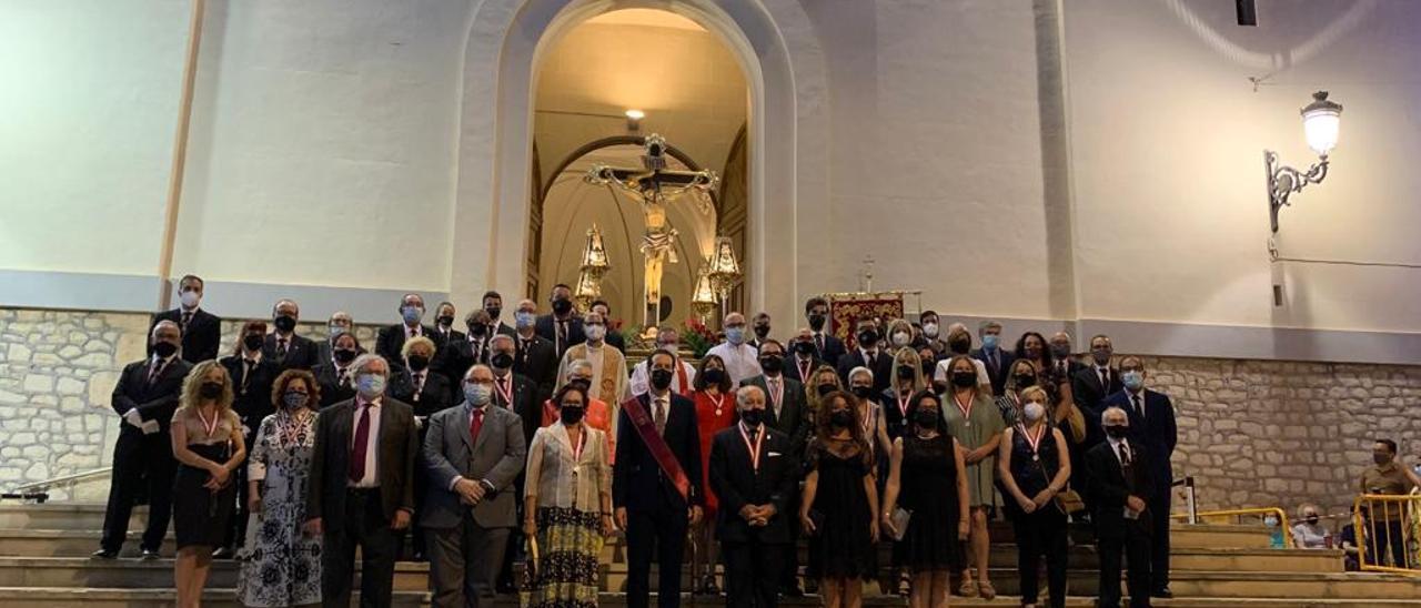 Autoridades y miembros de la Cofradía de los Santos Patronos con el Cristo del Buen Suceso en la iglesia de Santa Ana.