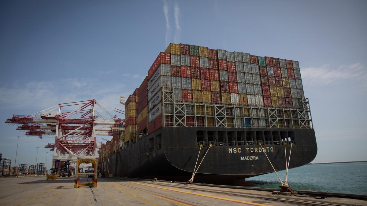 Un buque portacontenedores atracado en el Puerto de Barcelona (1 de abril de 2021).