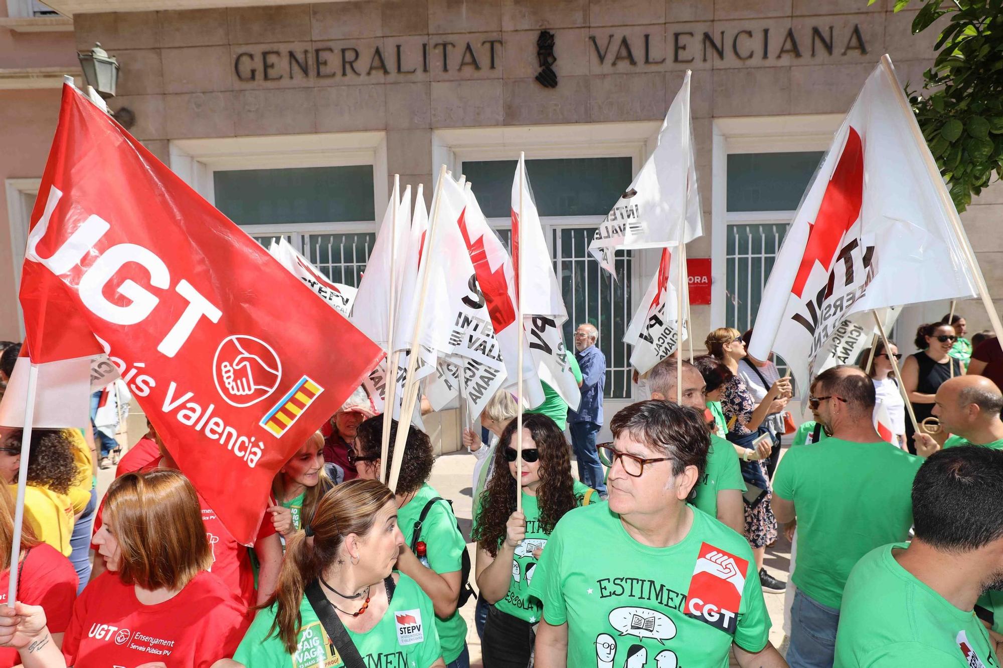 Huelga en la enseñanza: Los sindicatos se manifiestan frente a la dirección territorial de Educación en Castelló