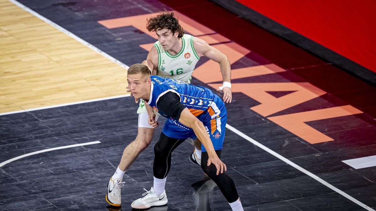 Rubén de la Torre defiende a un jugador del Fuenlabrada en la final de Primera FEB
