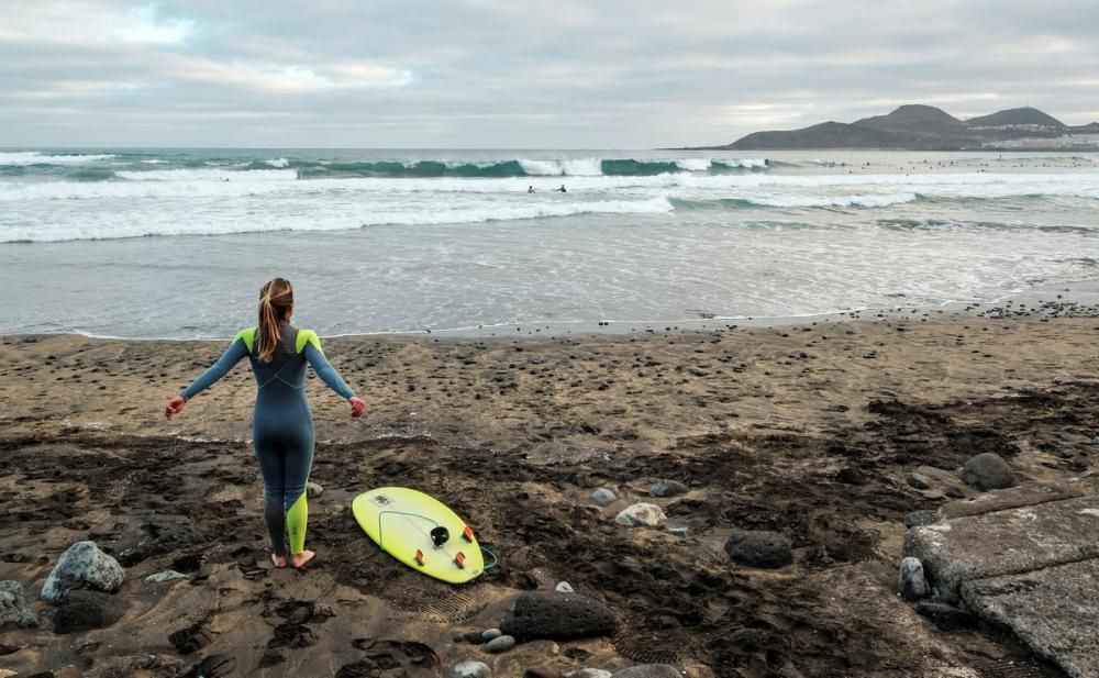 Decenas de surfistas acuden a la playa de Las ...