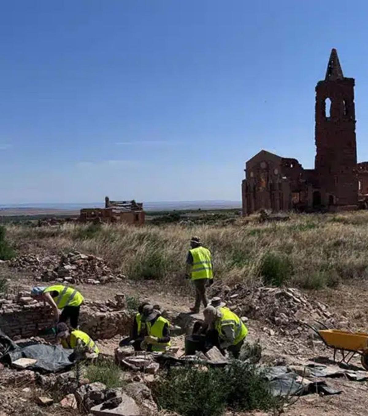 Excavaciones arqueológicas en el Pueblo Viejo. | SERVICIO ESPECIAL
