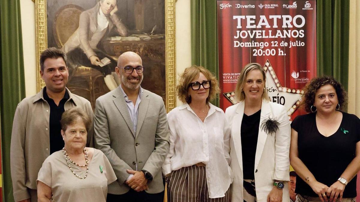 De izquierda a derecha, María José Álvarez, Pepo Fernández, Oliver Suárez, Alejandra Santos, Noemí Alonso y Mónica Riera, en el salón de recepciones del Ayuntamiento.