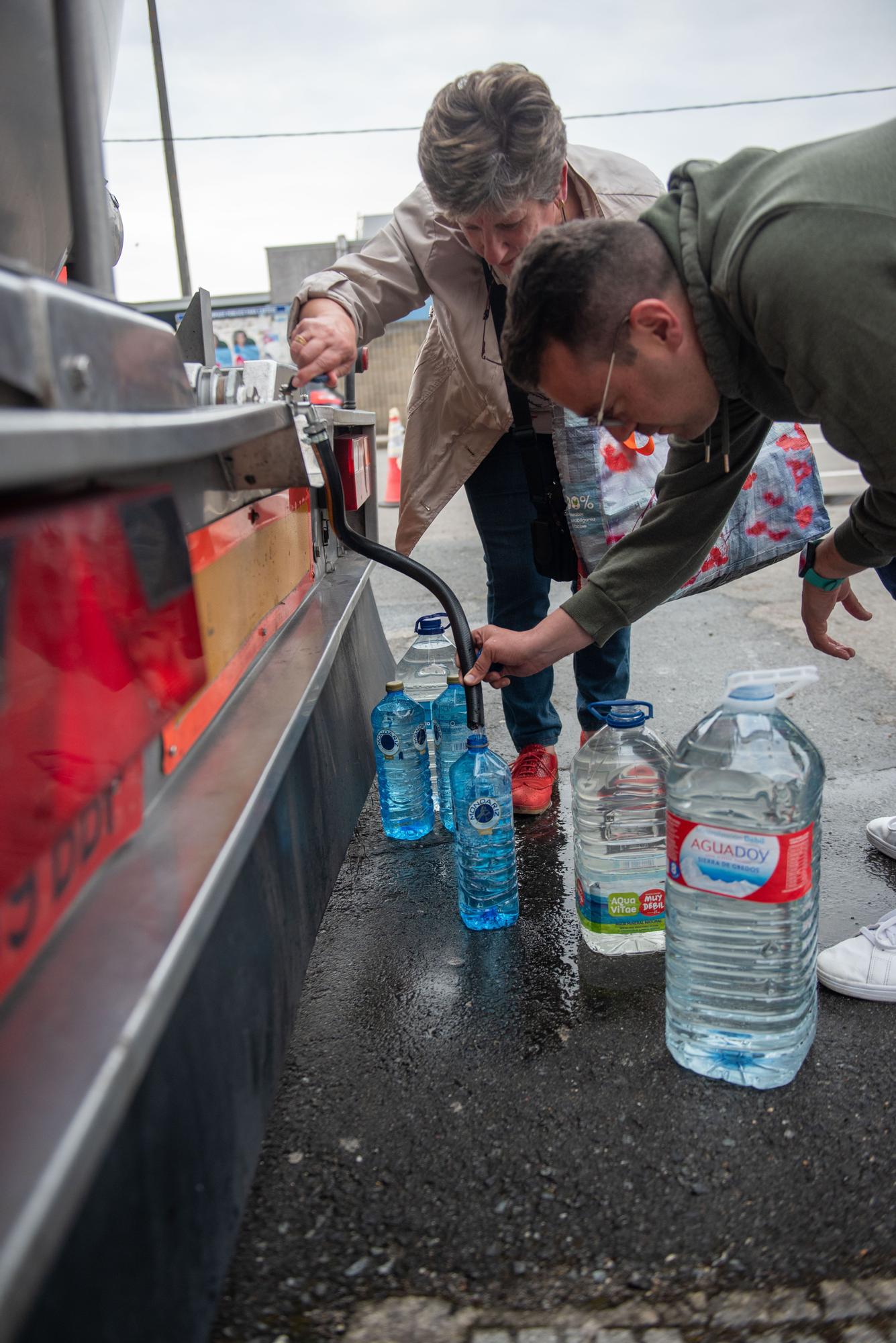 Betanzos fleta cisternas y reparte garrafas ante las restricciones de agua por la gastroenteritis