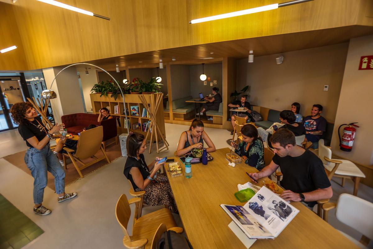 Coworkings en Barcelona, con más espacios comunitarios y de socialización.