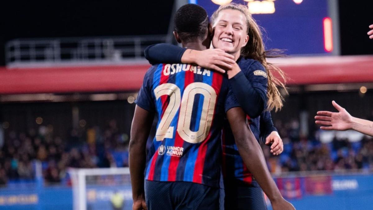 Oshoala y Pina celebran un gol