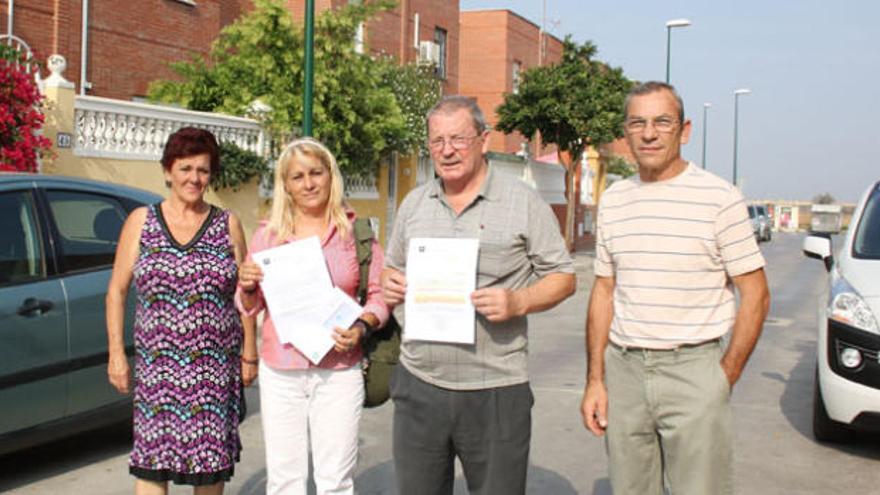 El presidente vecinal Juan Martínez, en el centro, con vecinos de La Noria el pasado verano.