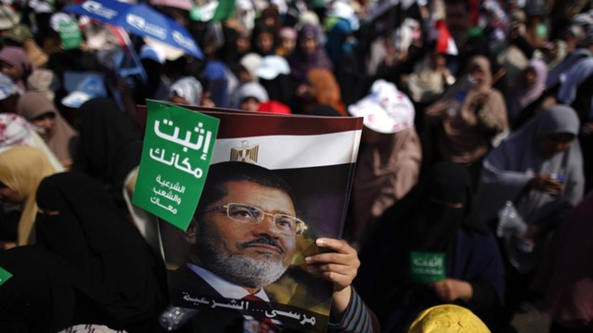 Partidarios del derrocado presidente Mursi se manifiestan en El Cairo, este domingo.