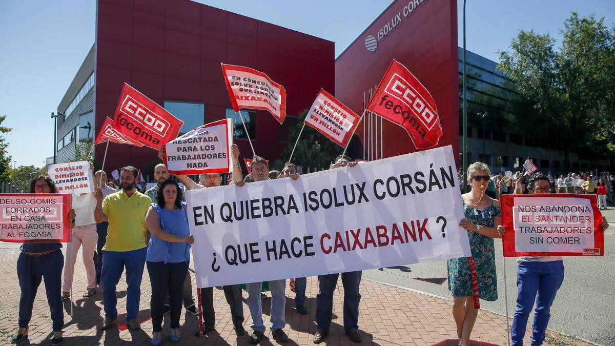 Protesta de trabajadores de Isolux, ante la celebración de la junta de accionistas.