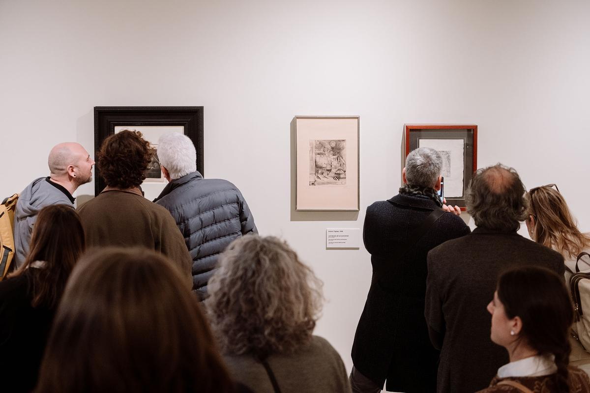 Visitants durant les jornades de portes obertes al nou Centre d'Art de Banyoles.