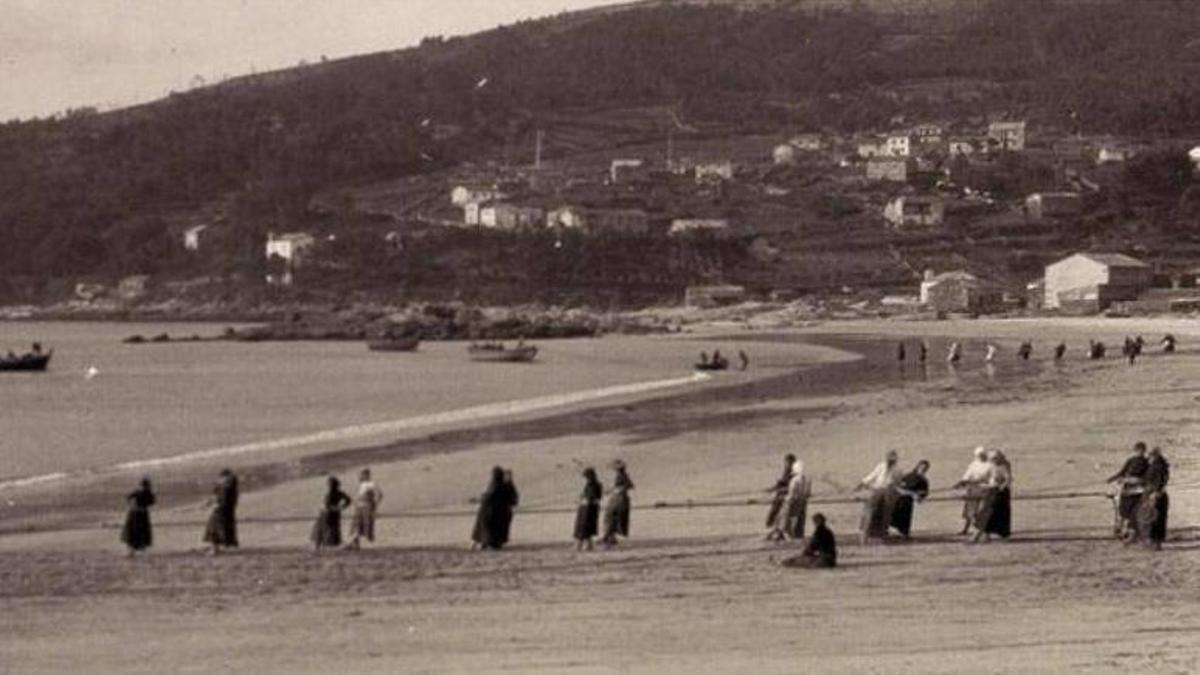 Foto de mujeres tirando de una red en la playa de O Ézaro, en Dumbría, realizada por Ruth Matilda Anderson en 1924