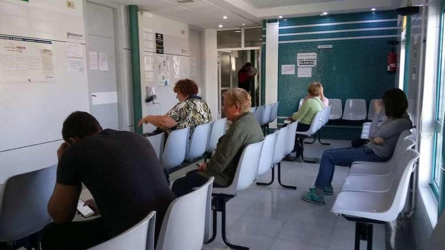 Pacientes aguardando su turno en la sala de espera de Anafáns. // Gustavo Santos