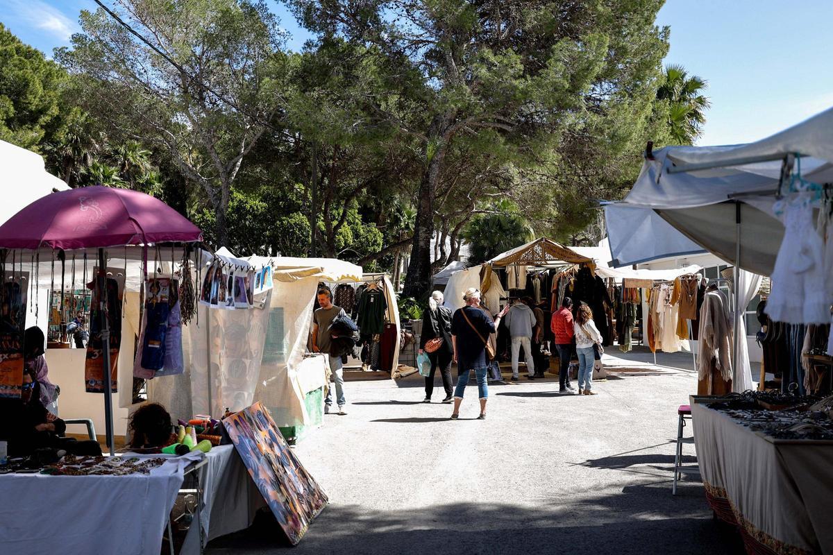 Todas las imágenes del primer día de la temporada del Hippy Market Punta Arabí en Ibiza