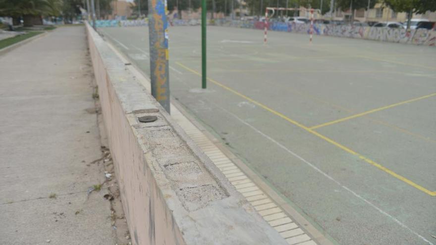 Sin vallado en la pista polideportiva de las casas del Sindicato