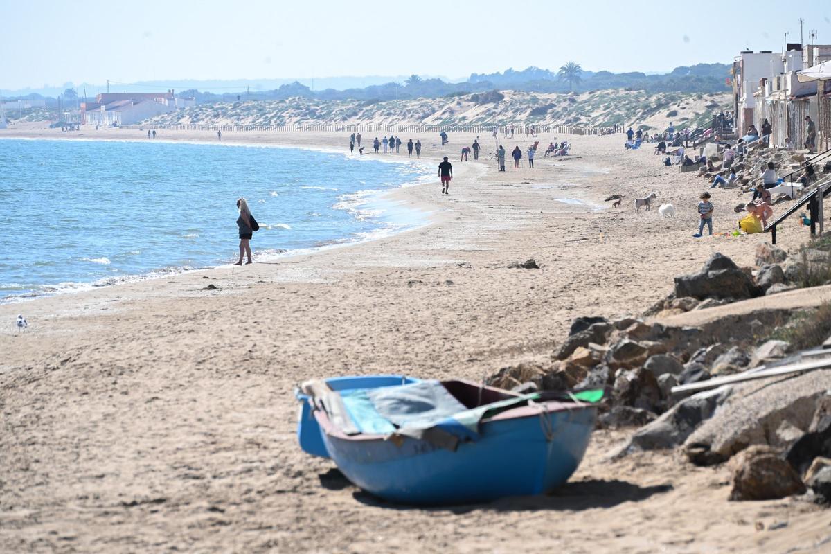 Vista desde la playa de El Pinet hacia La Marina en Elche en una imagen de este martes