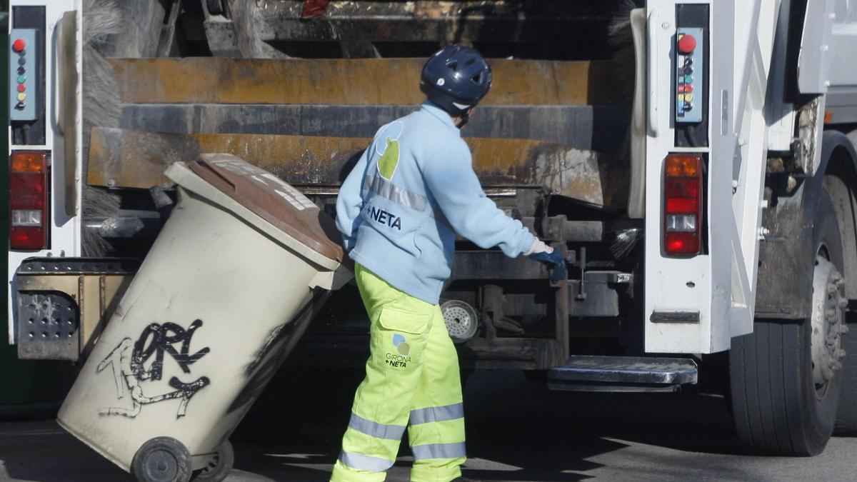 Recollida d’escombraries a Girona, en una fotografia d’arxiu.