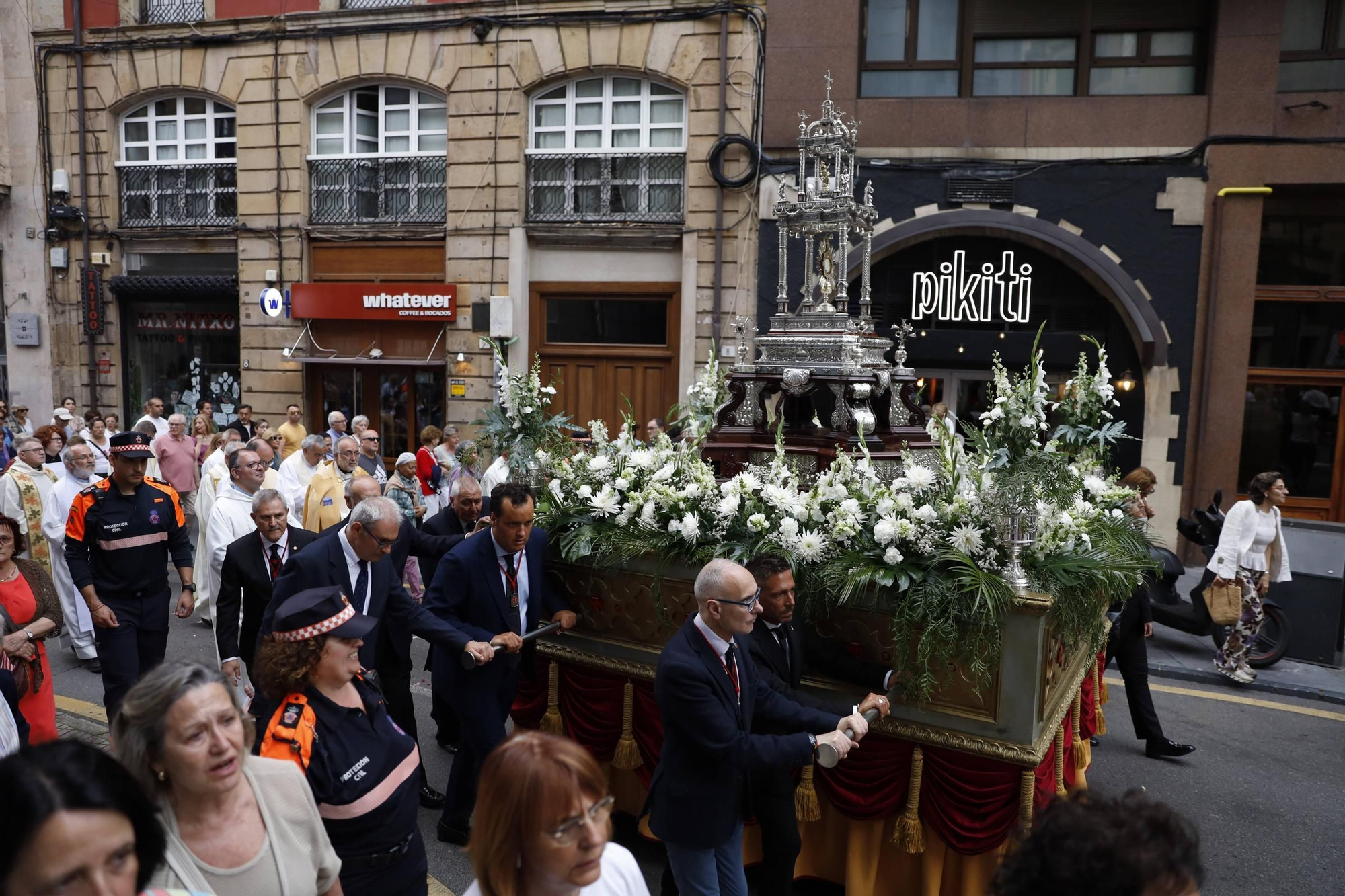 Pétalos, incienso, niños... así fue la procesión del Corpus Christi en Gijón (en imágenes)