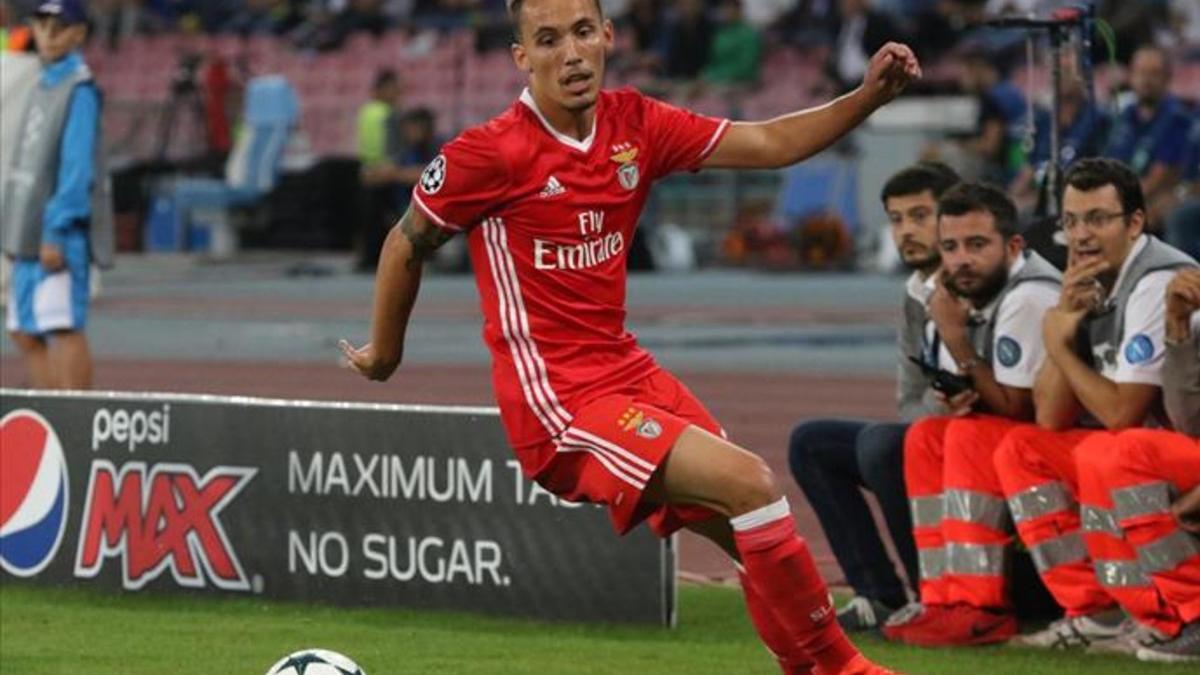 Grimaldo, objeto de deseo de los dos equipos de Manchester