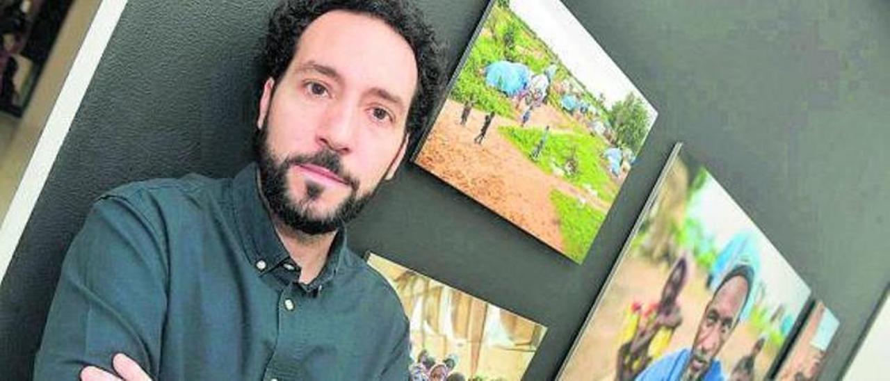 Juan Luis Rod, fotoperiodista y uno de los autores, junto al periodista José Naranjo, de la exposición &#039;Las tres fronteras&#039;, en Casa África.