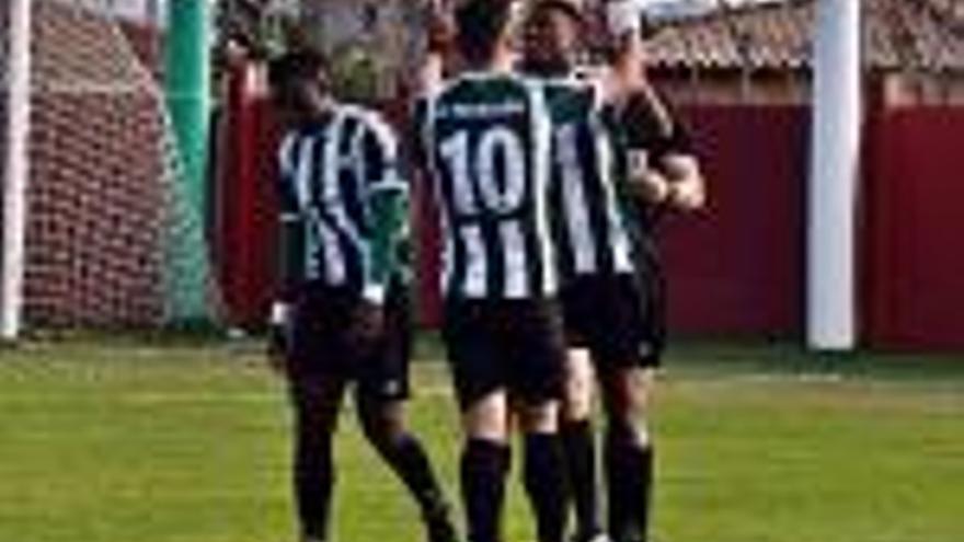 Pau Miguélez, Andzouana i Moha celebrant un gol.