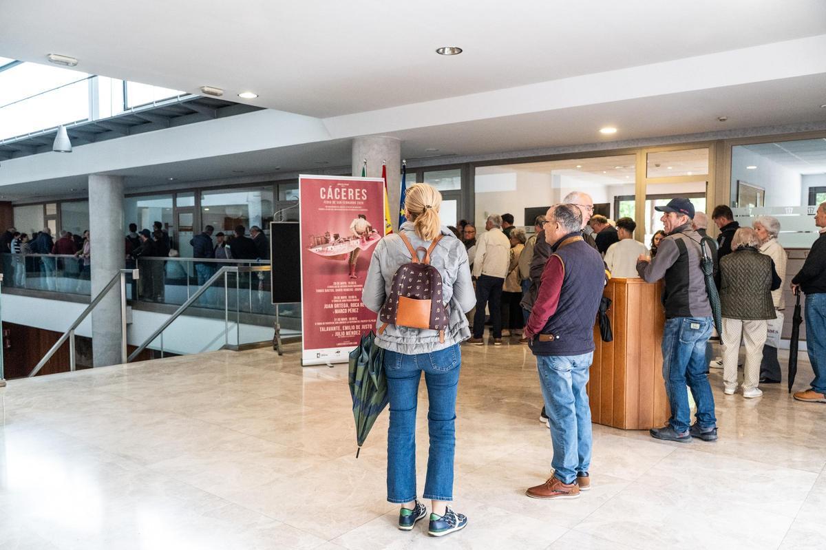 Galería | Largas colas en el Hotel Extremadura de Cáceres para renovar el abono de los toros
