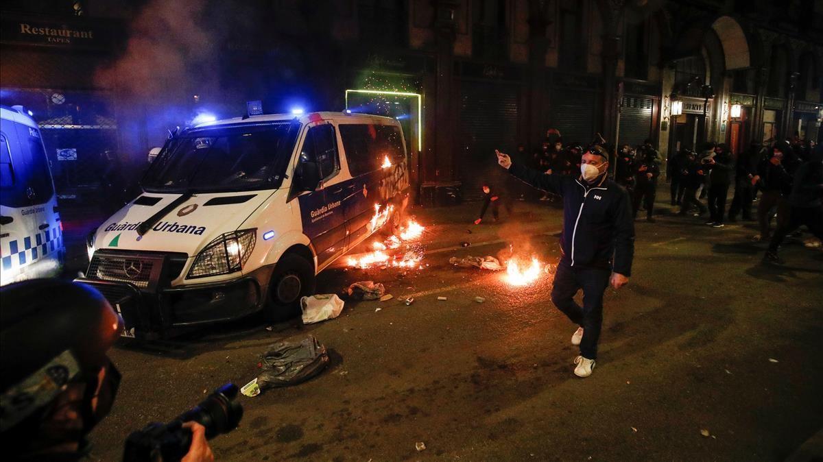 Fuego en las Rambles durante la manifestación por Hasél, este sábado en Barcelona