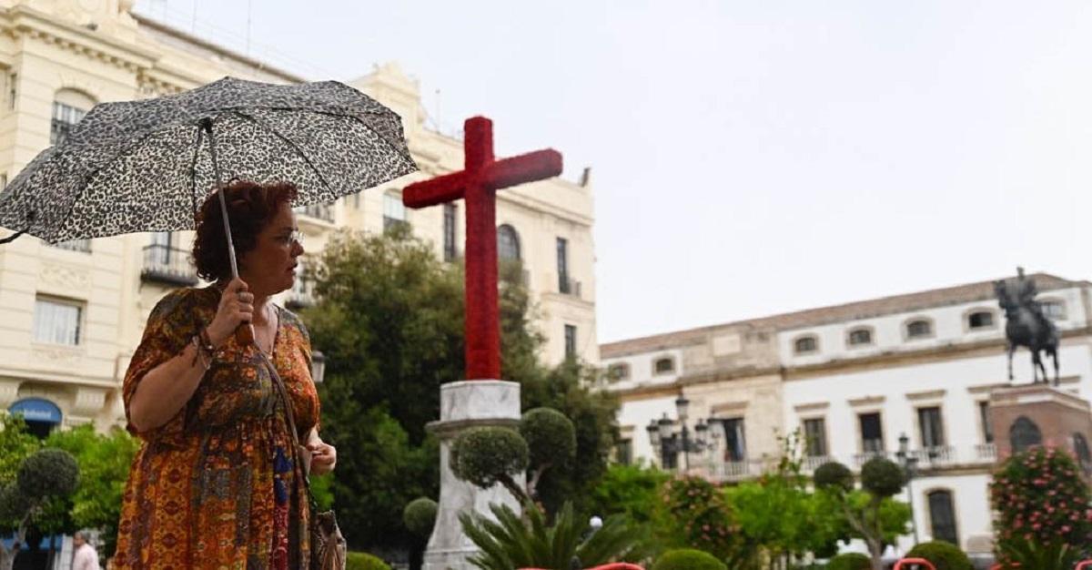 Una mujer abre el paraguas en la plaza de las Tendillas, pasado este mediodía, en que han caído algunas gotas en Córdoba.