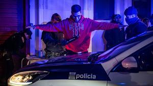 Un cacheo con pala detectora de armas blancas durante una Operación Daga de los Mossos en la discoteca