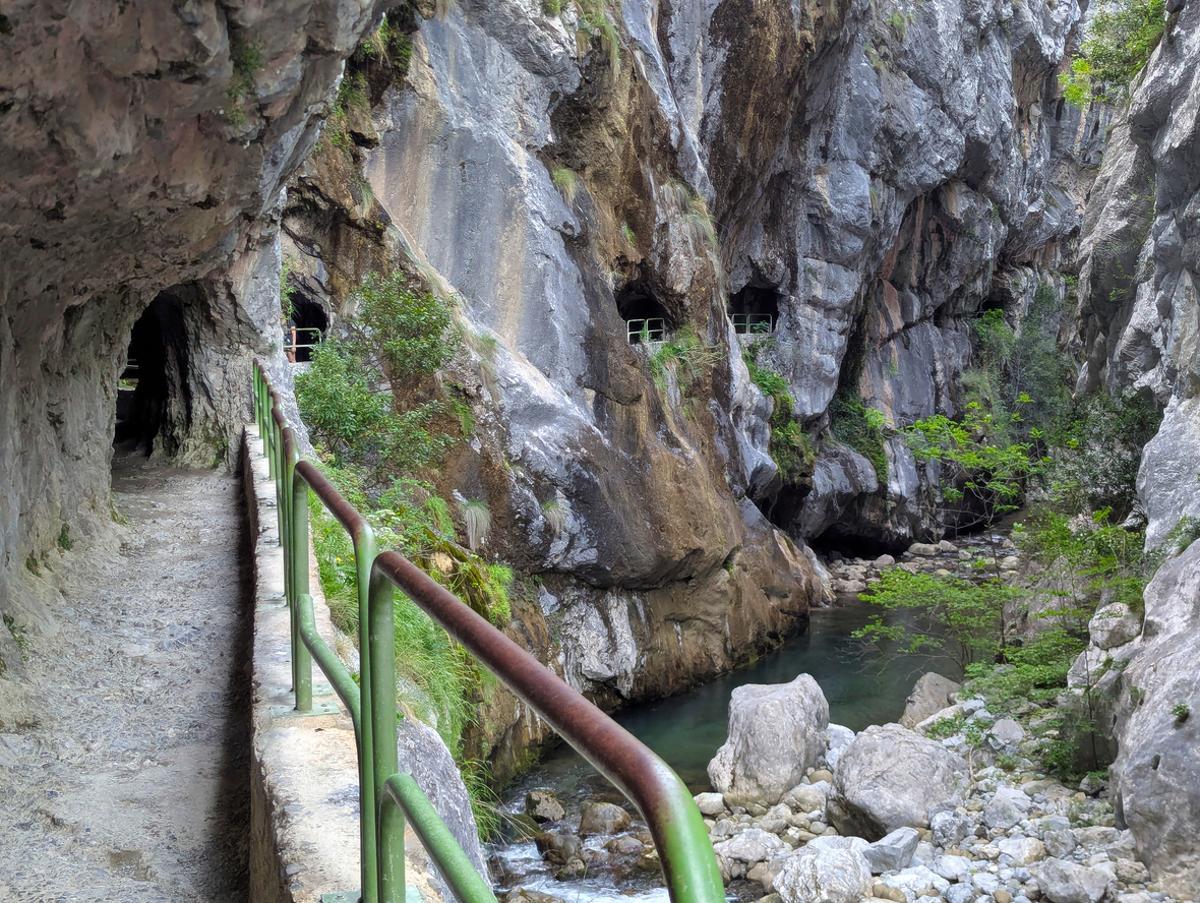 La ruta del Cares atraviesa literalmente la roca.