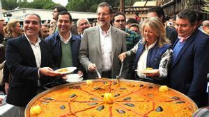 De izquierda a derecha, el actual coordinador general del PP, Elías Bendodo; el presidente del partido en Andalucía, Juan Manuel Moreno; Mariano Rajoy, Ángeles Muñoz y el senador Antonio Sanz, en 2015, en un acto de la formación en Marbella. 