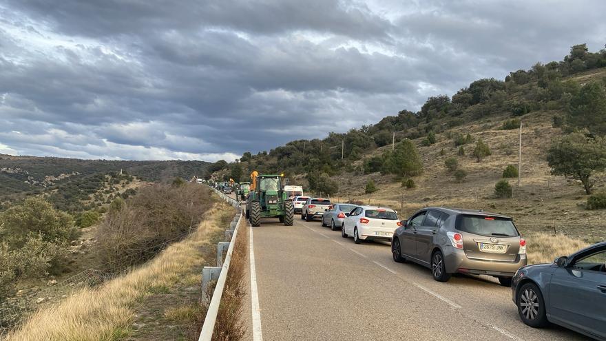 Unos 300 tractores bloquean el interior de Castellón  y claman soluciones para la agricultura