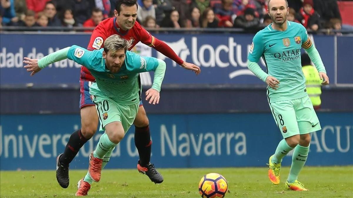 Messi disputa un balón con el defensa del Osasuna Miguel Flaño