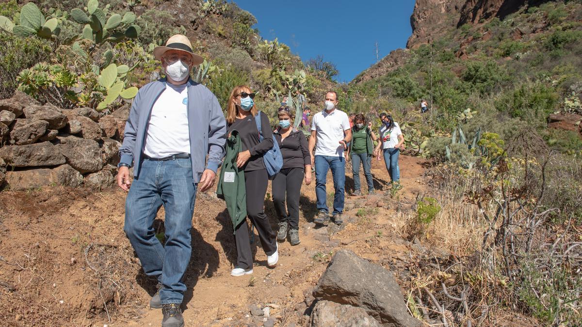 Antonio Morales y otros cargos públicos durante el recorrido, hoy, por el Camino de las Bestias.