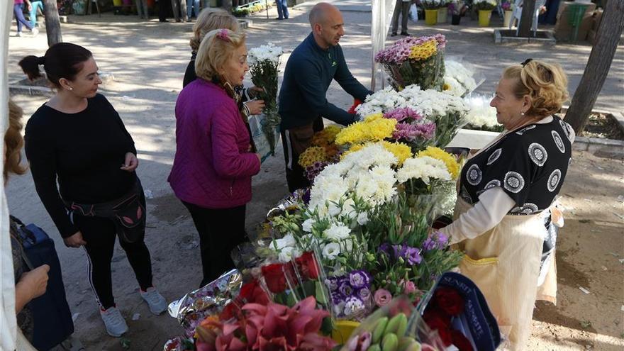 El Ayuntamiento de Córdoba autoriza 23 puestos de flores en los cementerios