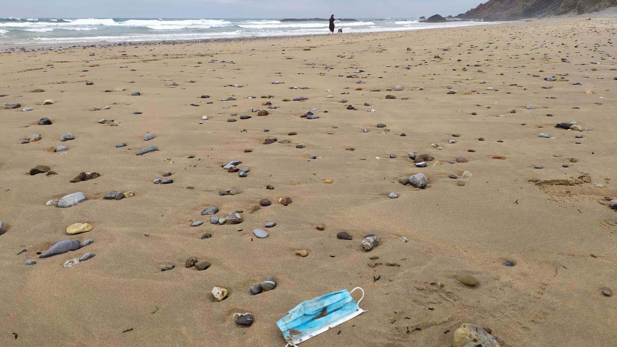 Una mascarilla, en la playa de Vega.