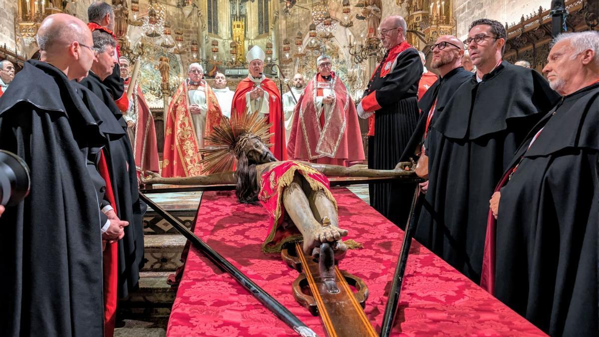 La llegada de la procesión del Crist de la Sang a la Catedral, en imágenes