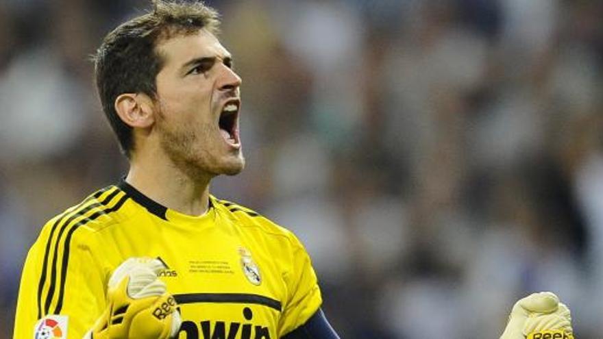 El portero del Real Madrid, Iker Casillas, celebra el segundo gol de su equipo.