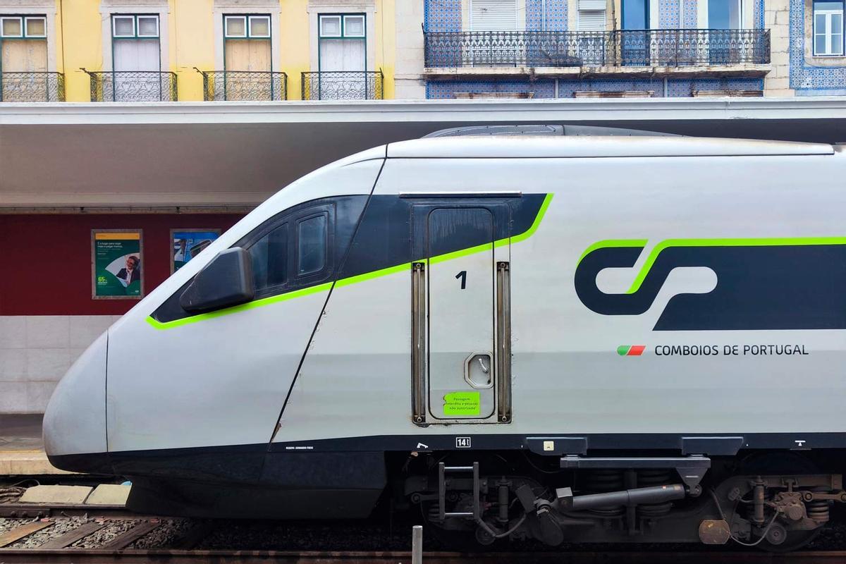 Un Alfa Pendular de Comboios de Portugal, su único servicio "rápido" en la actualidad