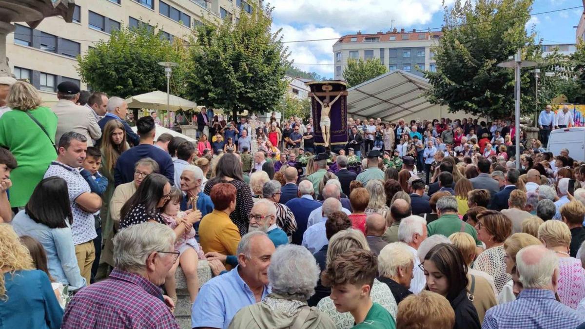 Miles de personas acudieron a la procesión del Santísimo Cristo de la Agonía en Porriño.  // D.P.