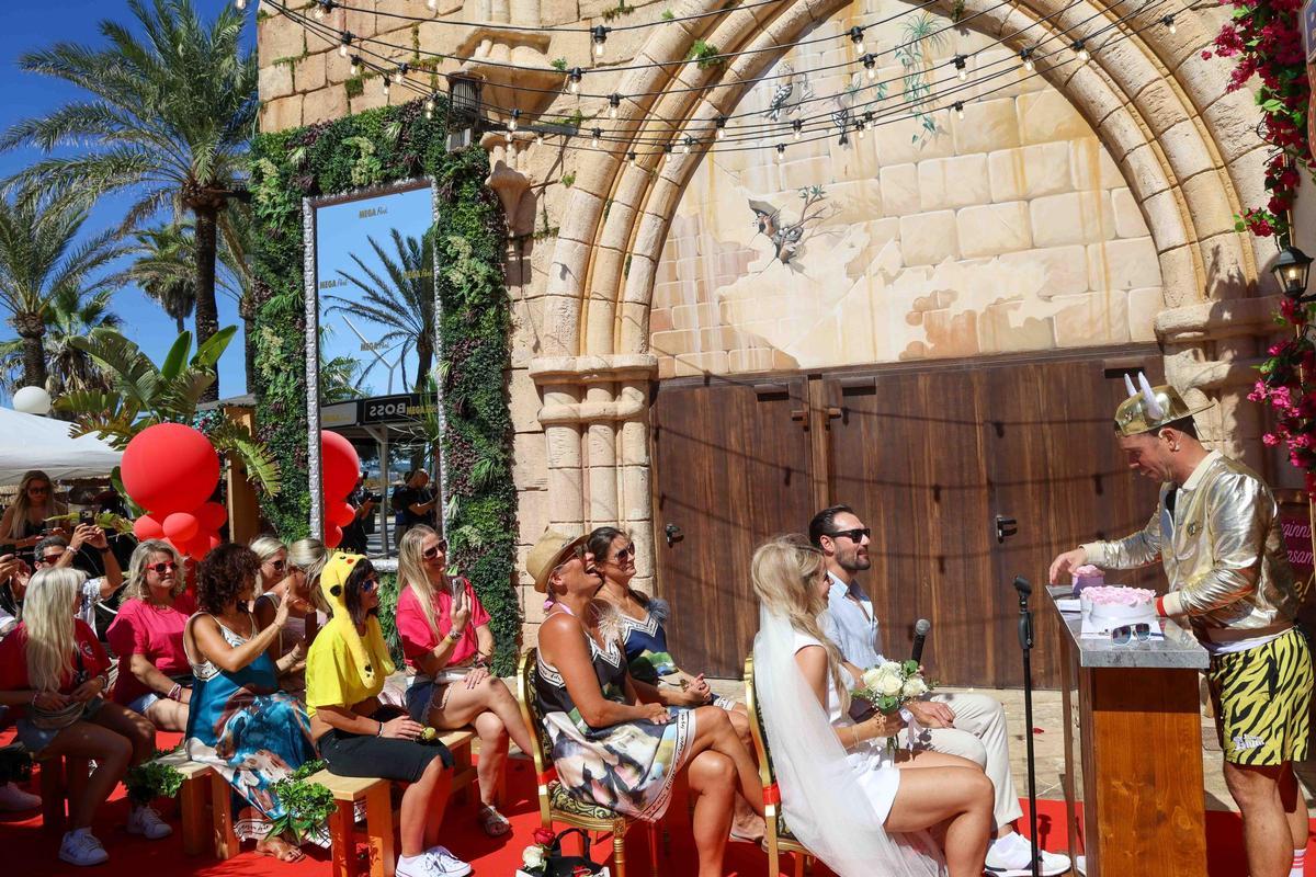 Heiraten am Ballermann: Ein Blick in Lorenz Büffels „Mega Chapel“ direkt am Megapark
