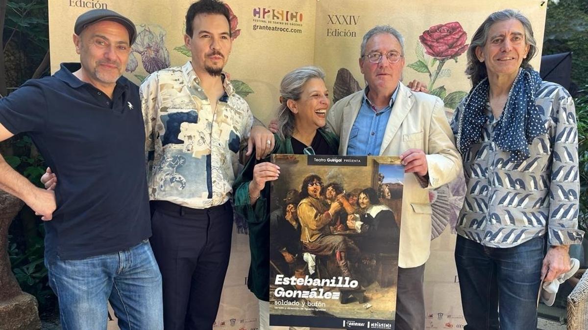 Miembros de la compañía de Teatro Guirigai junto a la directora del festival, este lunes.